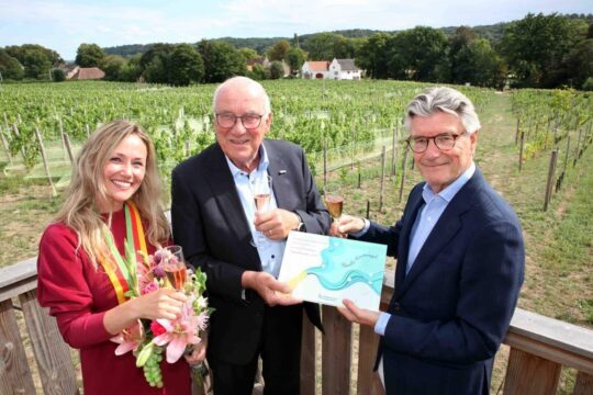 Lidy van Kleef (uitgever Wijn en Wijngaard), Henk Spit (bestuurslid stichting Promotie Limburgse Wijnen) en Camille Oostwegel sr. 